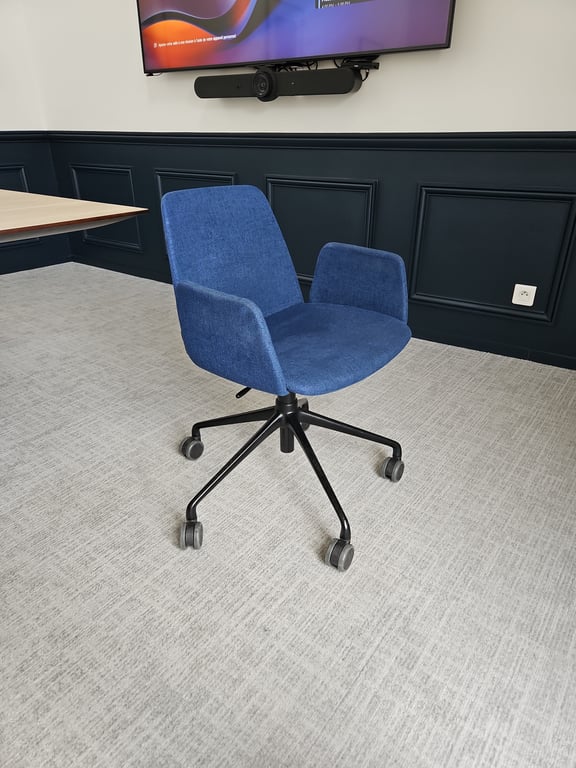 Chaise de réunion avec roulettes et accoudoirs, couleur Smalt