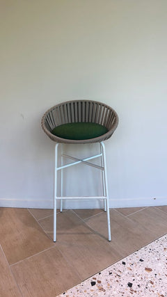 Tabouret haut en forme de coque avec piètement droit, modèle Bloom - face