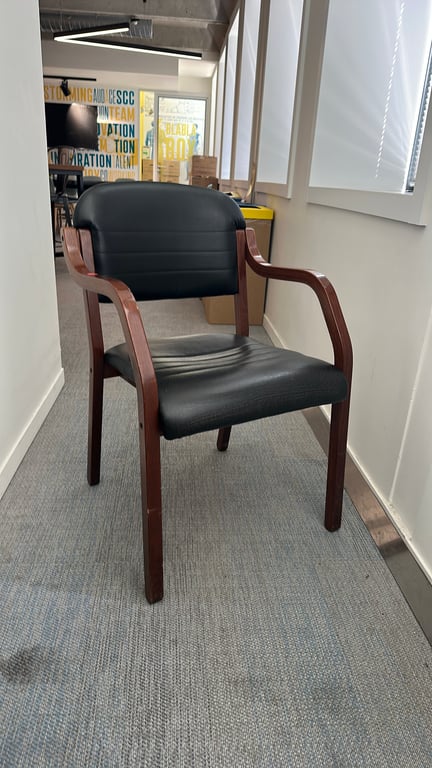 Chaise de réunion en cuir noir et bois de chêne - 3-4