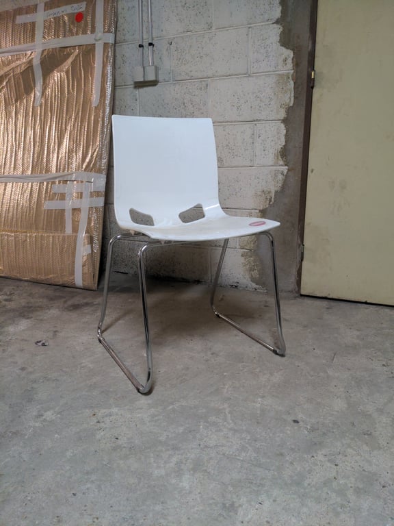 Chaise de cafétéria plastique blanc - 3-4