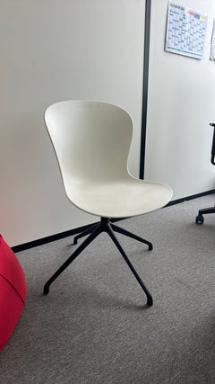 Chaise de réunion avec dossier plein et piètement étoile - 3-4