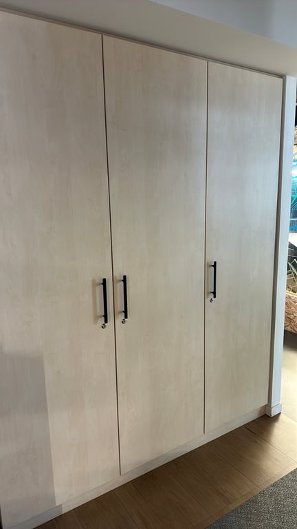 Armoire trois portes en bois - face
