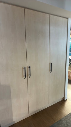 Armoire trois portes en bois - face