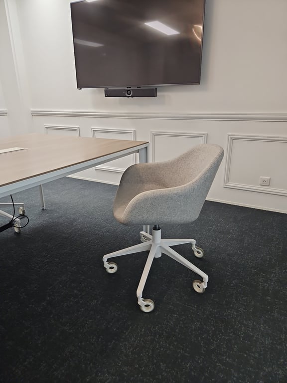 Chaise de réunion avec roulettes et accoudoirs