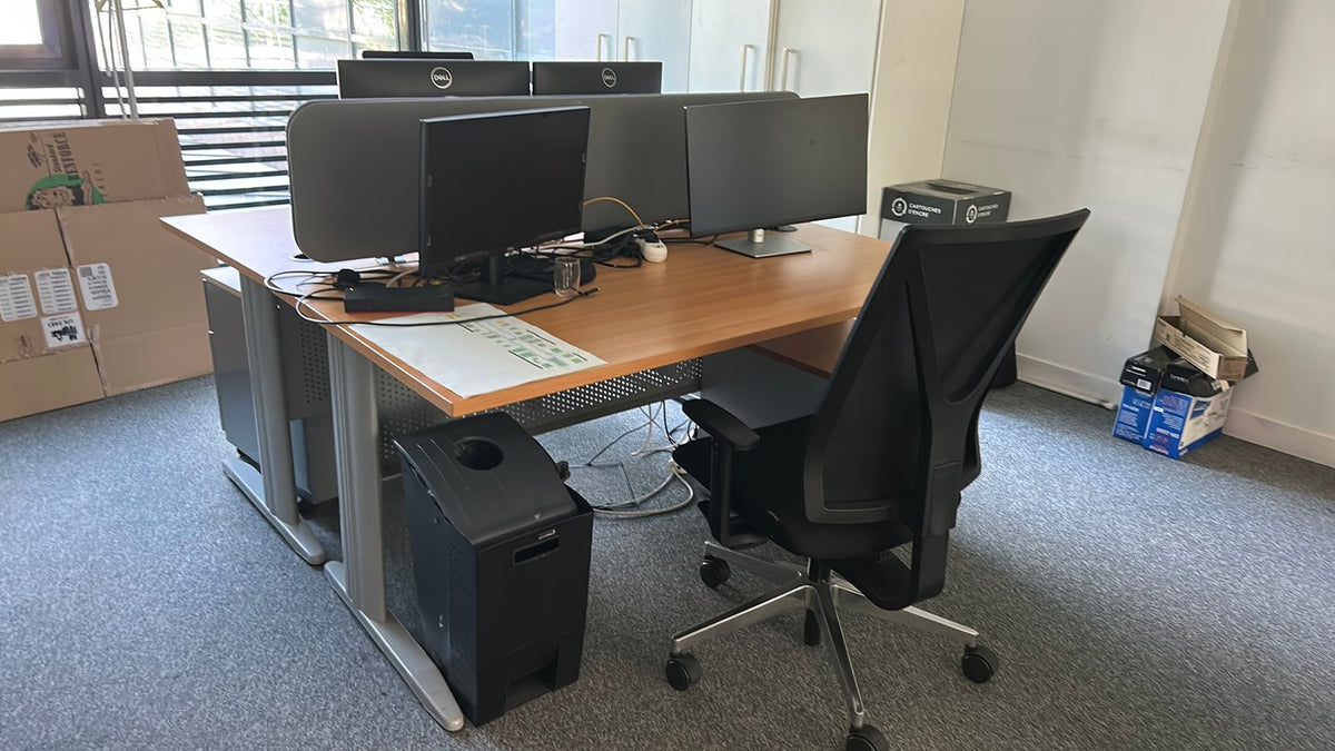 Bureau droit 160x80 avec goulotte et obturateur - ambiance