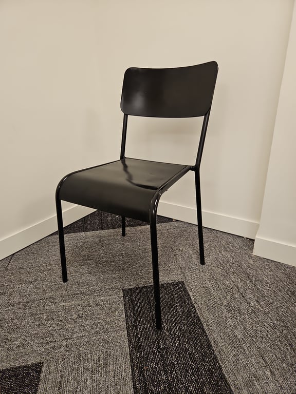 Chaise de réunion en métal noire