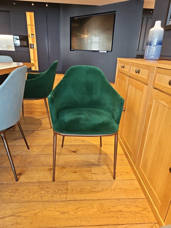 Chaise de cafétéria en velours Salem avec pieds en métal