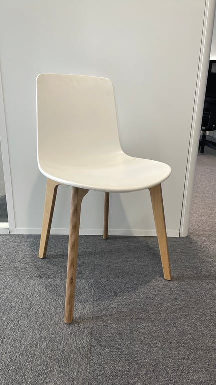 Chaise de réunion en bois et plastique