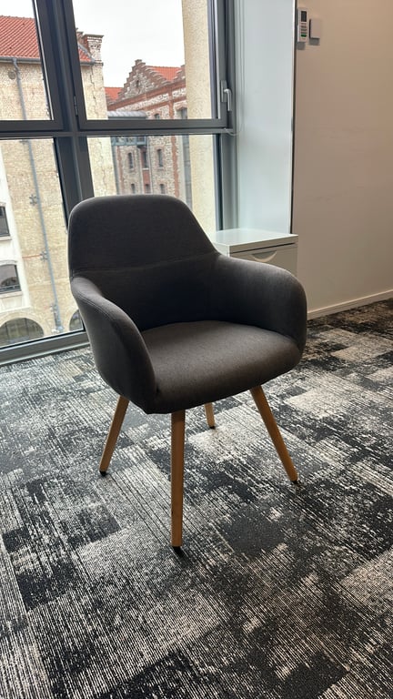Chaise de réunion en tissu gris - 3-4