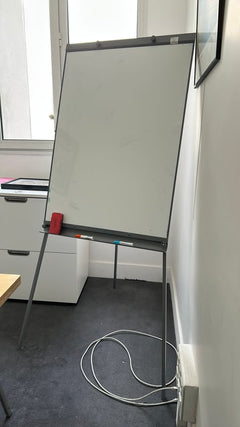 Tableau blanc sur trépied - face