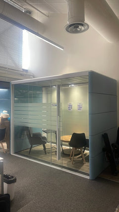 Cabine acoustique 4 places Orangebox Air 23 - face