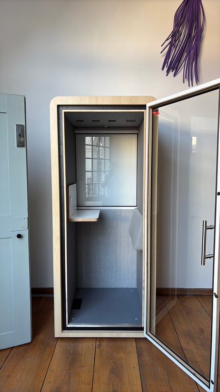 Cabine acoustique Solo en bois avec porte en verre - 3-4