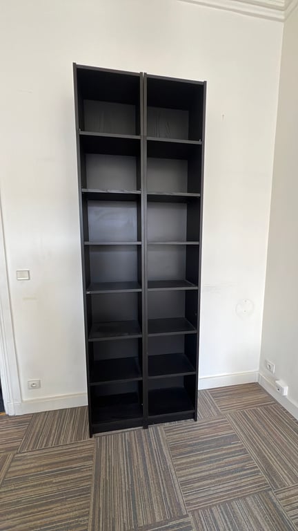 Bibliothèque en bois contreplaqué