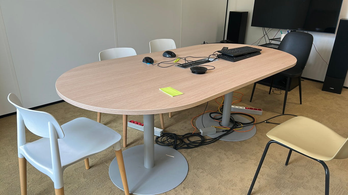 Table de réunion ovale 210x100 Chêne et métal gris - ambiance