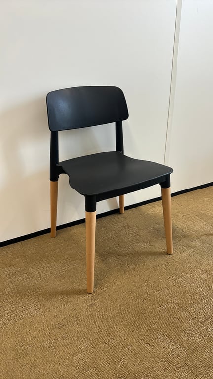 Chaise de cafétéria plastique noir - 3-4