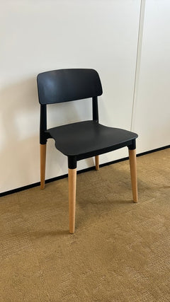 Chaise de cafétéria plastique noir - 3-4
