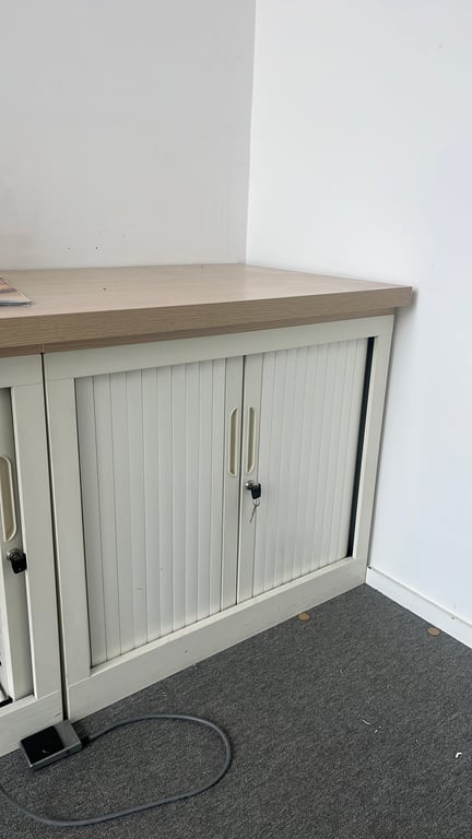 Armoire basse coulissante en métal blanc avec fermeture à clé - 3-4