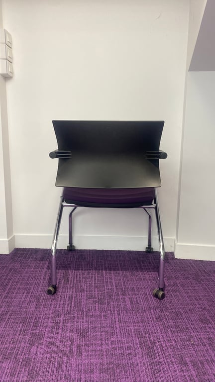 Chaise de réunion avec accoudoirs et roulettes