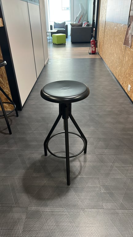 Tabouret haut en métal noir - face
