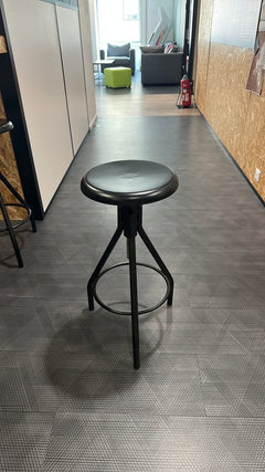 Tabouret haut en métal noir - face