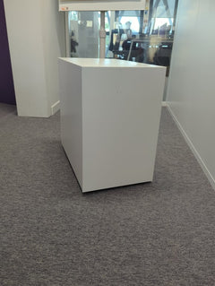 Caisson en métal blanc avec roulettes et fermeture à clé