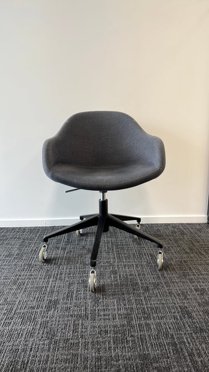 Chaise de réunion avec accoudoirs et roulettes en tissu waikawa gray