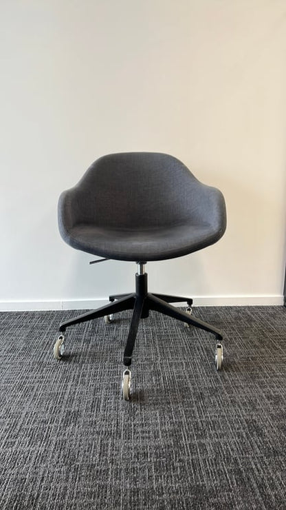 Chaise de réunion avec accoudoirs et roulettes en tissu waikawa gray
