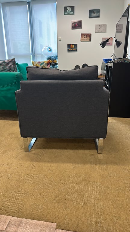 Fauteuil Gris avec pieds chromés - arriere
