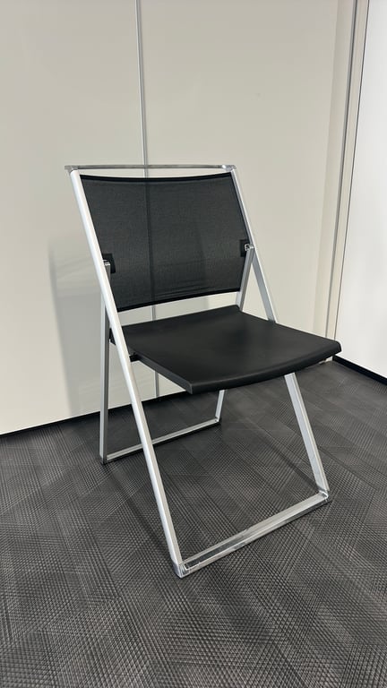 Chaise de réunion noire en résille et métal - 3-4
