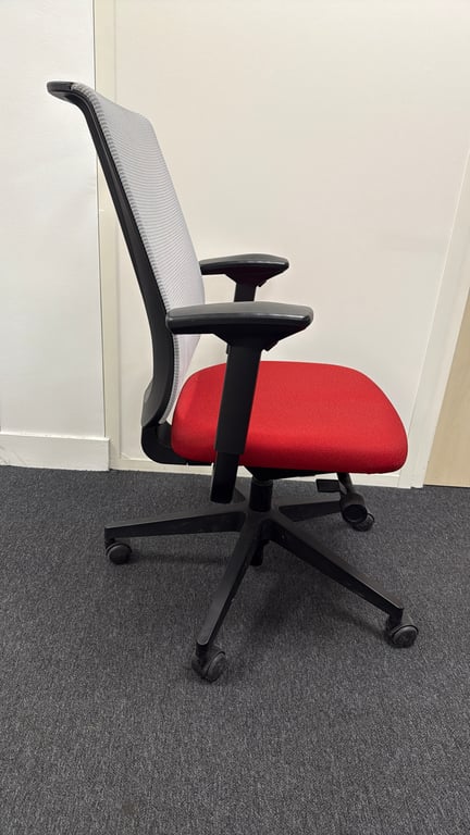 Fauteuil de bureau avec dossier en résille, accoudoirs réglables et piètement étoile - 3-4