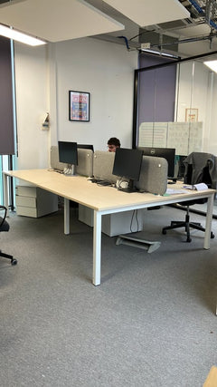 Sans marque - Bench 4 places plateau bois pieds blanc - Bureau multiposte avec cloisons faciales - 3-4