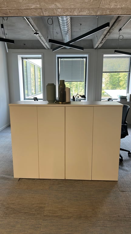 Armoire basse avec portes battantes - face