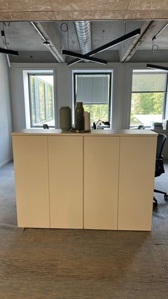 Armoire basse avec portes battantes - face
