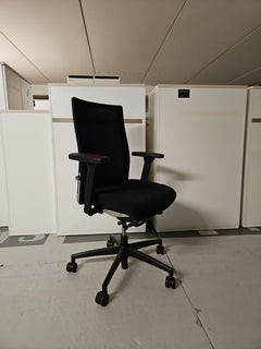 Fauteuil de bureau avec roulettes et rotation de l'assise