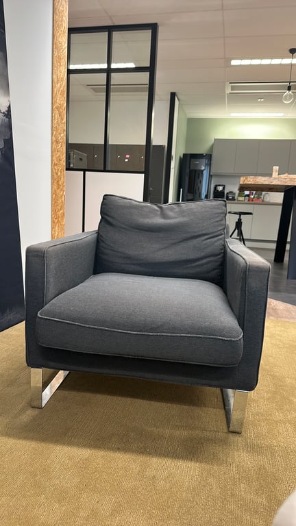 Fauteuil Gris avec pieds chromés - face