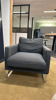 Fauteuil Gris avec pieds chromés - face