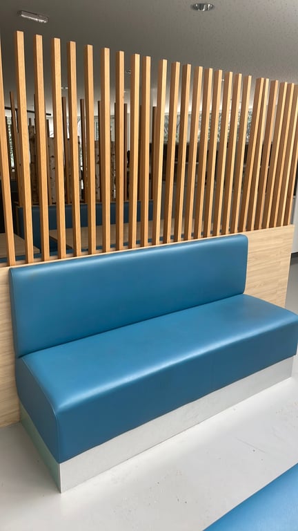 Banc en cuir bleu et métal