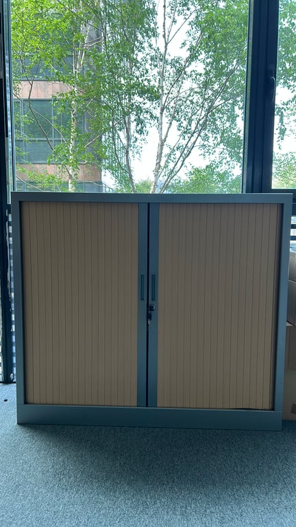 Armoire basse 2 portes coulissantes métal et plastique - face