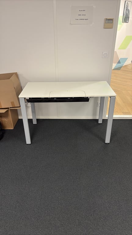 Bureau droit avec accès goulotte et top access - 3-4