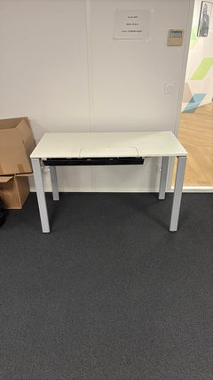 Bureau droit avec accès goulotte et top access - 3-4