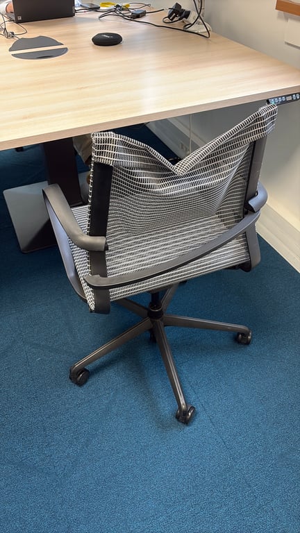 Fauteuil de bureau ergonomique avec roulettes et dossier résille