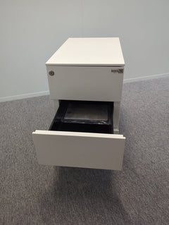 Caisson en métal blanc avec roulettes et fermeture à clé