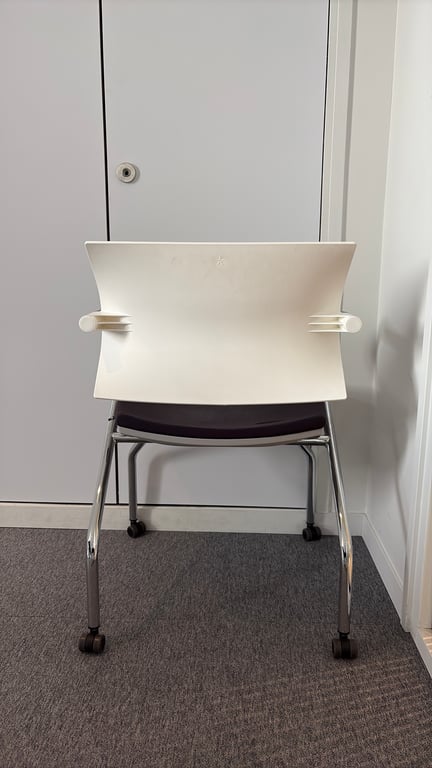 Chaise de réunion avec roulettes et accoudoirs