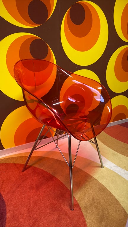 Chaise de cafétéria en plastique rouge avec pieds en métal - 3-4
