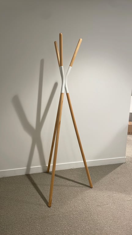 Porte-manteau bois et métal blanc Zuiver Pinnacle - ambiance