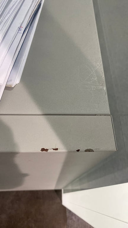 Armoire basse en métal et plastique