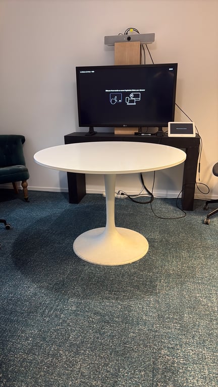 Table ronde 105x105 IKEA - Docksta - 3-4