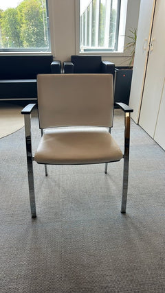 Chaise de réunion en cuir blanc - face