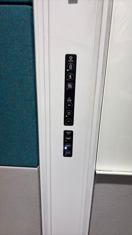 Une des commandes du toit défectueuse, quelques taches, une des prises confort (droite ne fonctionne pas)