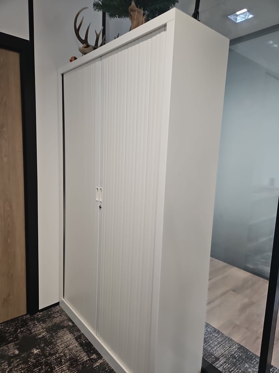 Armoire haute avec rideaux - 3-4